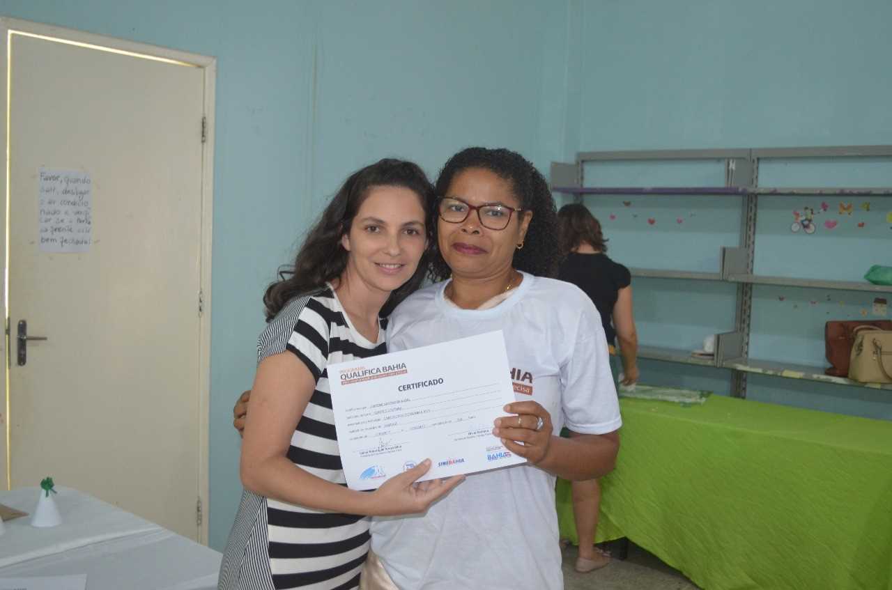 Prefeitura de Camacã entrega Certificado a Concluintes do Curso de Corte de Costura
